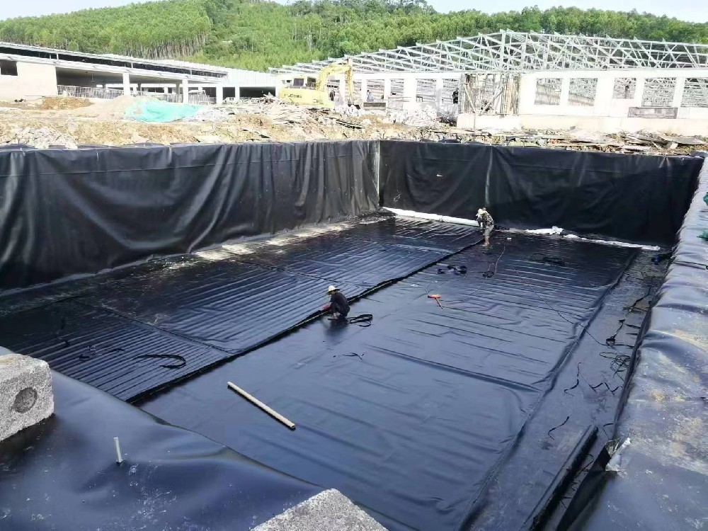养殖场污水池防渗膜施工焊接图片